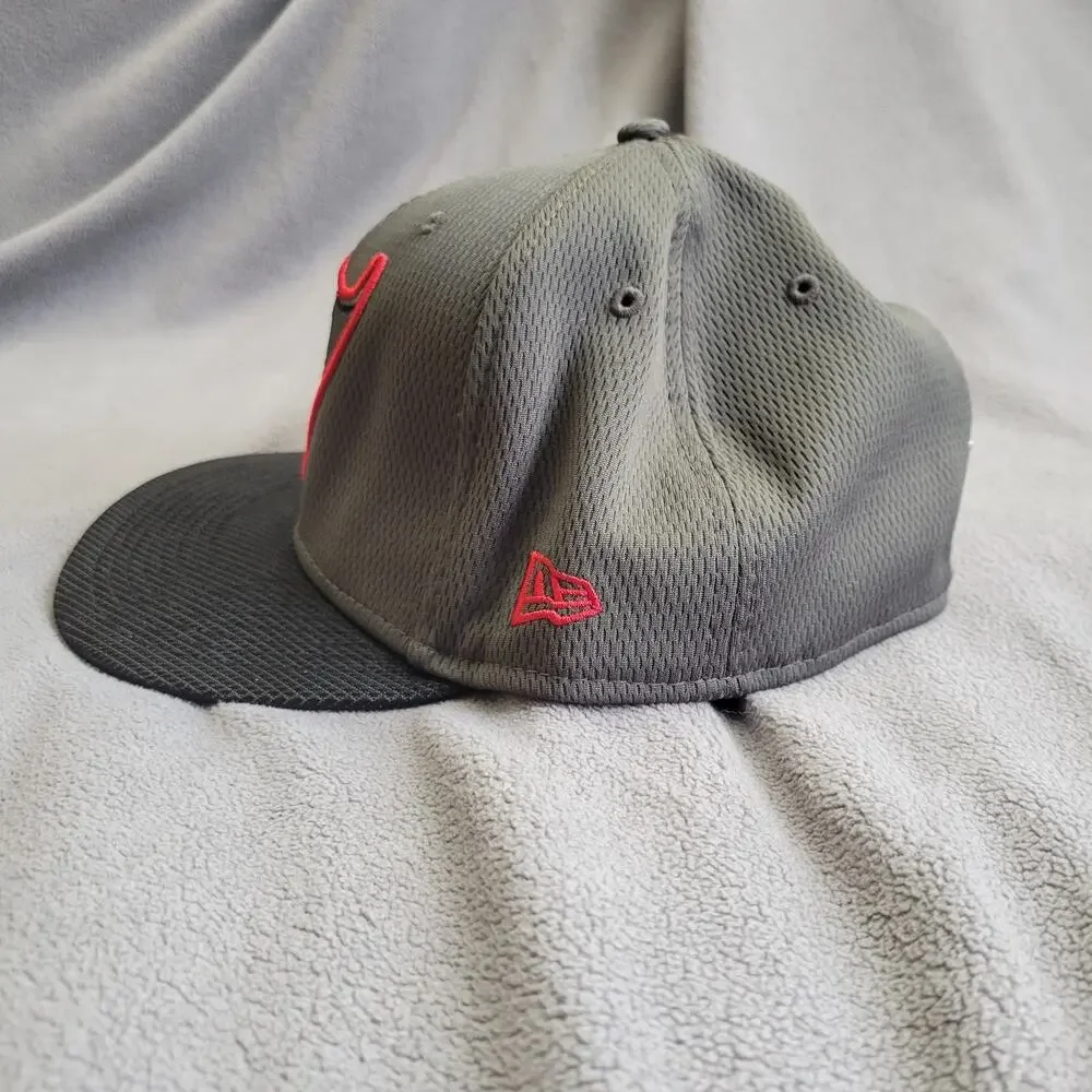 TAMPA BAY BUCCANEERS Hat Cap Fitted Gun Metal Gray Embroidered Logo Red NFL - Picture 2 of 8